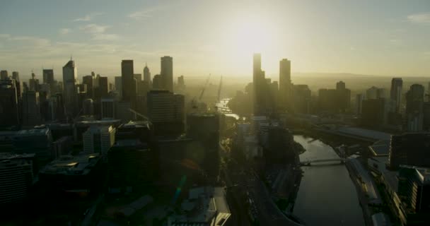 Vzdušný výhled na východ slunce Yarra River s Melbourne panorama — Stock video