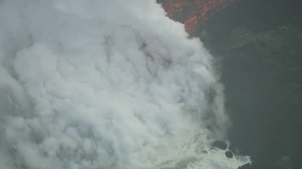Вид с воздуха на расплавленную вулканическую лаву, входящую в океан — стоковое видео