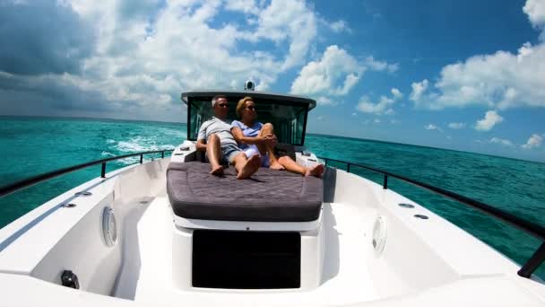 Gondtalan nyugdíjas pár, amelynek yacht kirándulás szabadtéri Bahama-szigetek — Stock videók