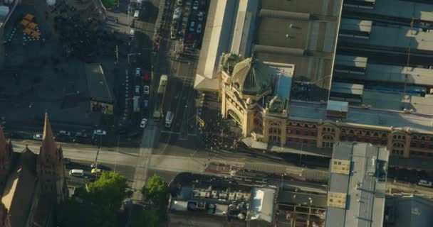 Flygfoto soluppgång vy Flinders Street Station pendlare Melbourne — Stockvideo