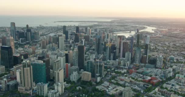 Vista aerea skyline Melbourne a Port Phillip Bay — Video Stock