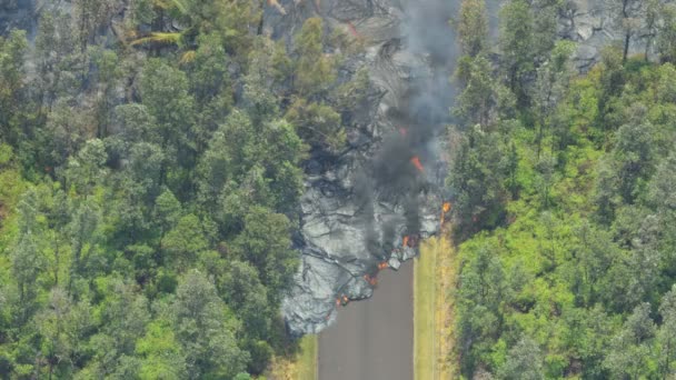 Flygfoto vulkaniska lava kylning förstöra vägar egendom — Stockvideo