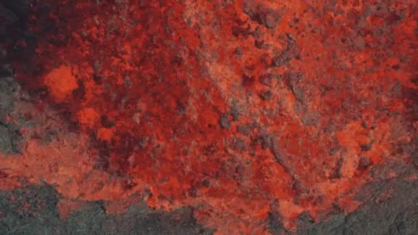 Flygfoto varm magma som flödar från jordskorpan — Stockvideo