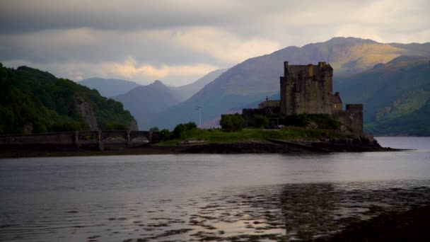 Zobrazit Eilean Donan 13. století hrad Skotská vysočina — Stock video