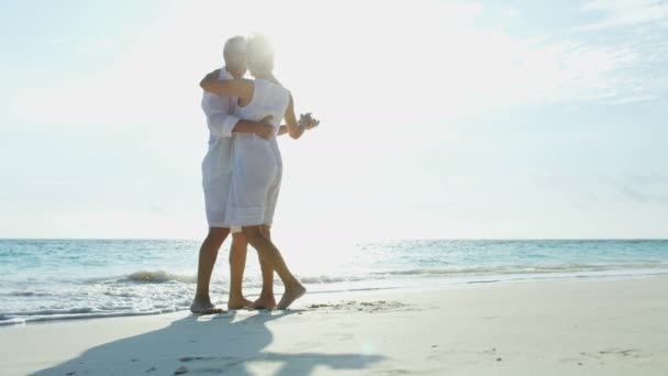 Szerető idős pár táncol tengerparti nyaralás Bahama-szigetek — Stock videók