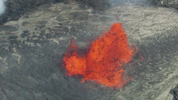 Luchtfoto van actieve vulkaangiftige zwavelgassen die uitbarsten — Stockvideo