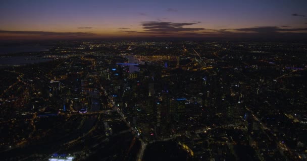 Flygfoto utsikt över stadsbilden vid solnedgången Melbourne CBD lampor — Stockvideo