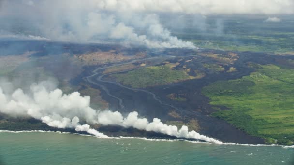 Vista aérea lava derretida derramando no oceano Pacífico — Vídeo de Stock