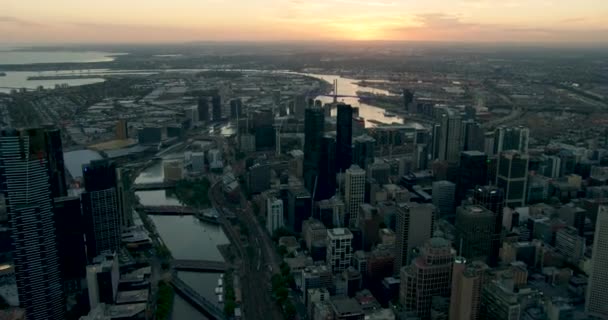 Flyg solnedgång utsikt broar över Yarra River Melbourne — Stockvideo