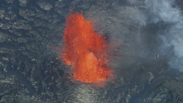 Antenne des aktiven Vulkans entweicht giftigen Schwefelgasen — Stockvideo
