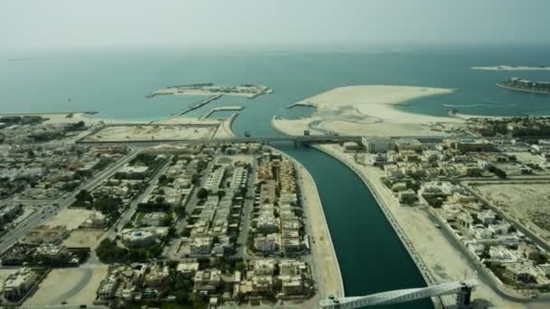 Vista aérea Dubai Creek canal footbridge cidade litoral — Vídeo de Stock