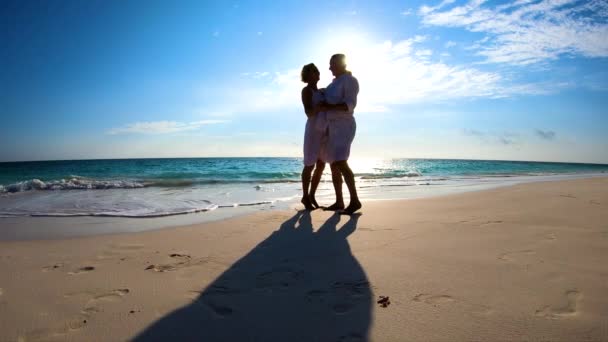 Silhuett av pensionerade par dansar på stranden Bahamas — Stockvideo