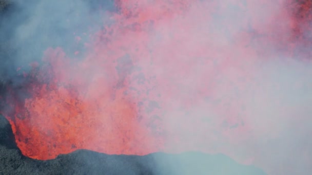 Heiß siedendes Magma giftige Gase aktiven Vulkan aus der Luft — Stockvideo