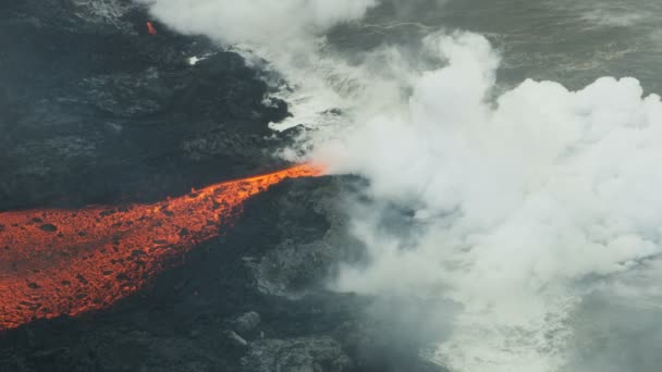 Vista aérea magma quente vulcânico oceano vapor subindo — Vídeo de Stock