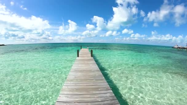 Jetty na karibské pláži v luxusní destinaci Bahamy — Stock video