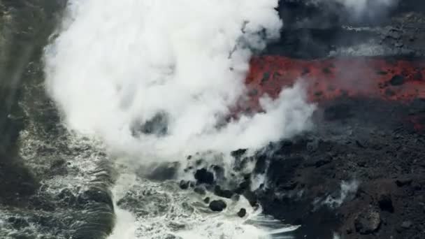 Vista aérea lava caliente roja que vierte en el Pacífico — Vídeos de Stock