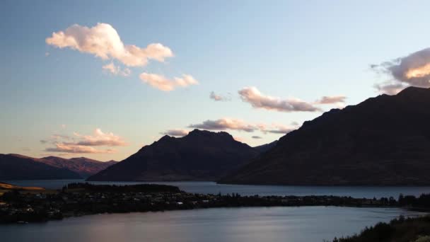 Bulutlu zaman çizelgesi Gün batımı görüntüsü Queenstown Gölü Wakatipu — Stok video