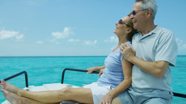 Saudável casal caucasiano sênior vela conteúdo oceano ao ar livre — Vídeo de Stock