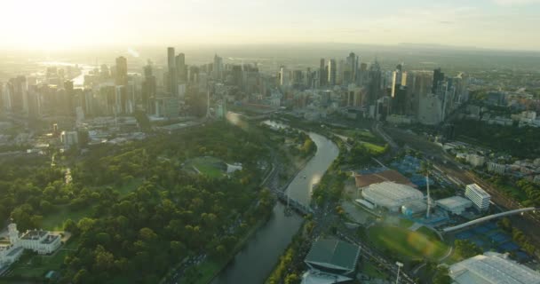 Flygfoto solnedgång vy Yarra River Melbourne stad skyskrapor — Stockvideo