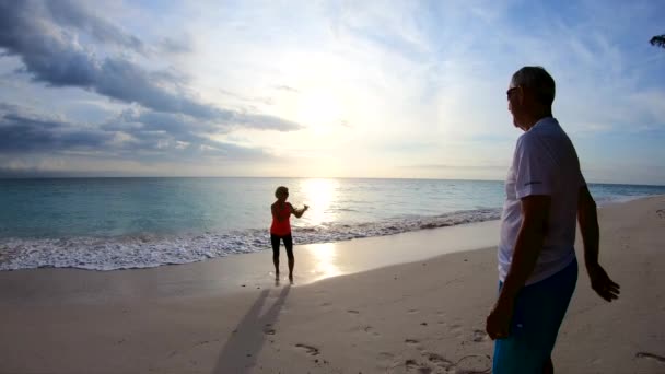 Silueta de seniors jugando Frisbee al amanecer Bahamas — Vídeos de Stock