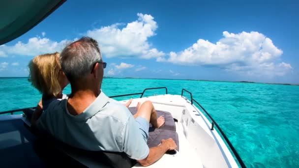 Gondtalan nyugdíjas pár, amelynek yacht kirándulás szabadtéri Bahama-szigetek — Stock videók