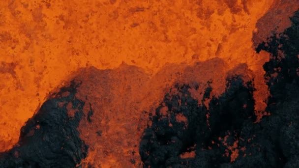 Vue aérienne de la roche de lave liquide chaude en éruption — Video