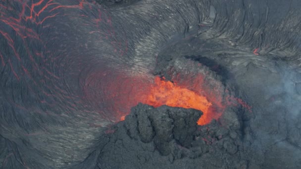 Vista aérea rocha de lava quente formando no desembarque — Vídeo de Stock