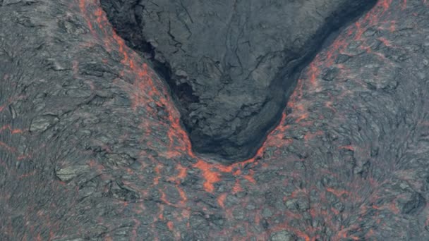 Uçuşan sıcak sıvı lav kayalarının havadan görünüşü — Stok video