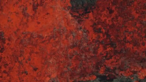 Πηγές με θέα από φυσικό κόκκινο θερμό λάβα — Αρχείο Βίντεο
