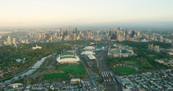 Pandangan udara kota Melbourne skyline saat matahari terbit Australia — Stok Video