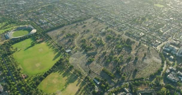 Melbourne General Mezarlığı, hava gündoğumu manzaralı Carlton North — Stok video