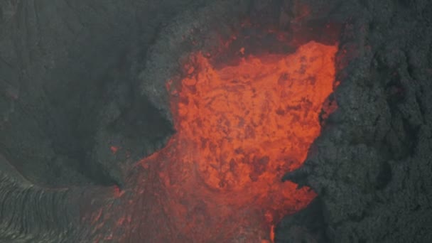 Flygburna kraftfulla aktiva vulkanutsläpp av giftiga gaser — Stockvideo