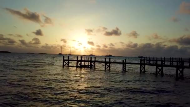 Flygplan över brygga och hav vid soluppgången Bahamas — Stockvideo