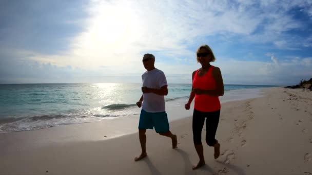 Senior par promenader på stranden vid solnedgången Bahamas — Stockvideo