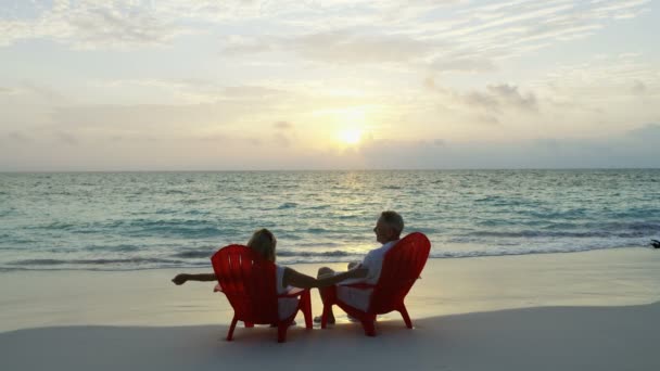 Gammal make fru avkopplande pensionering livsstil på stranden — Stockvideo
