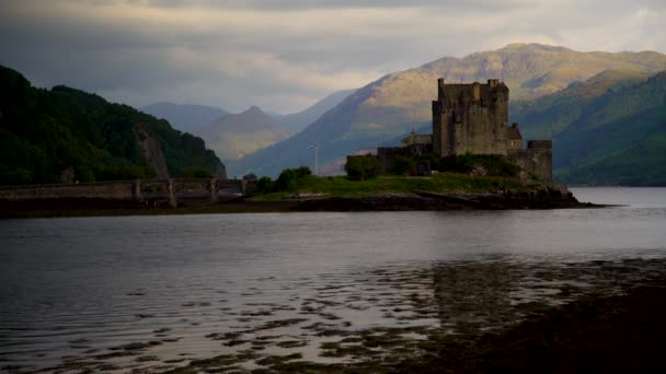 Zobrazit Eilean Donan 13. století hrad Skotská vysočina — Stock video