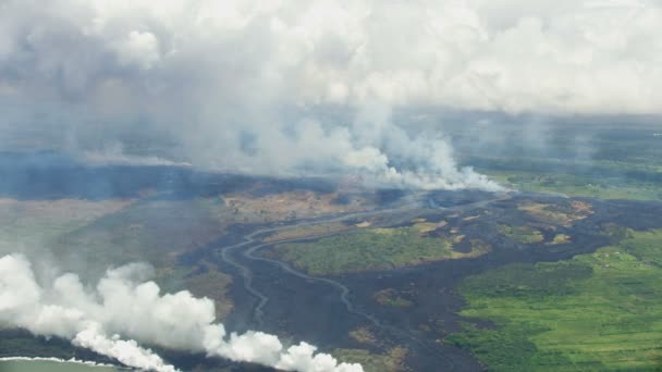 Vista aérea lava quente vermelha derramando no Pacífico — Vídeo de Stock