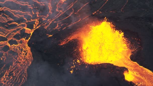 天然红热熔岩的空中景观喷泉 — 图库视频影像