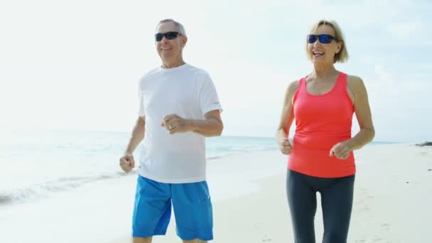 Glad senior amerikansk par njuter av pensionering övning Bahamas — Stockvideo