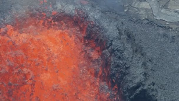 Luchtfoto rood hete gesmolten lava uitbarsting vulkaan — Stockvideo