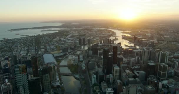 Vista aérea del atardecer Río Yarra a través del CDB de Melbourne — Vídeos de Stock