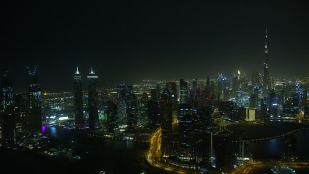 Légi megvilágított kilátás belvárosi felhőkarcolók Business Bay Egyesült Arab Emírségek — Stock videók