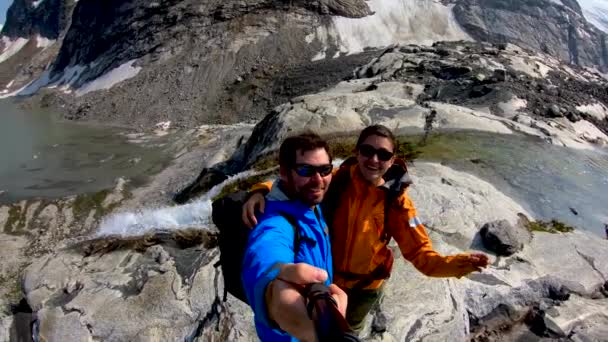 Portrait View Happy Couple Heli Hiking Taking Selfie High Mountains — Stock Video