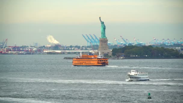 Staten Island ferry passing Άγαλμα της Ελευθερίας ΗΠΑ — Αρχείο Βίντεο