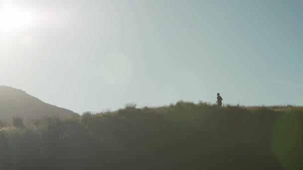 Fit Blanke Mannelijke Parcours Loper Training Hardlopen Buiten Natuur Zon — Stockvideo