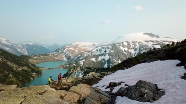 Aerial Lake View Heli Hikers Male Female Young Caucasian Travelers — Stock video