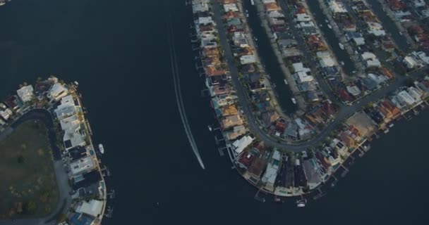 Vue aérienne résidences au bord de l'eau Gold coast Queensland — Video