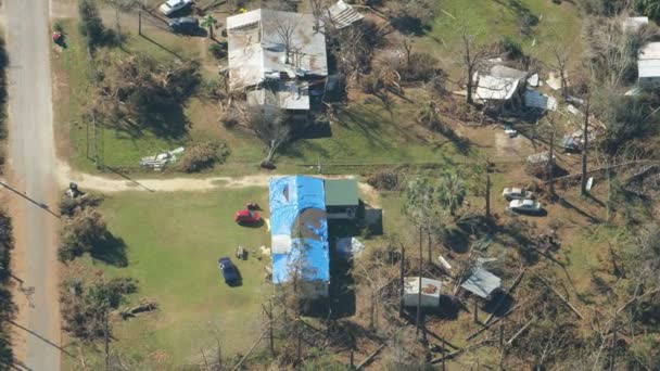 Overhead vista aérea furacão danificado comunidade propriedade residencial — Vídeo de Stock