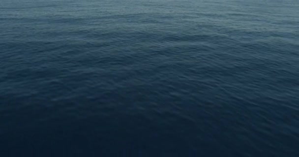 Aérien lever de soleil vue sur le paysage marin bleu calme eaux océaniques — Video