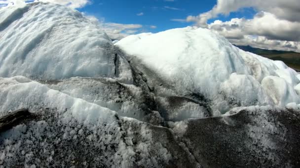 POV derretimiento de restos de morrena de nieve del calor del verano — Vídeos de Stock